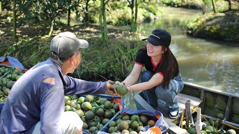 FPT Shop ‘ra quân’ ủng hộ cam nhà vườn miền Tây, mang về tặng khách