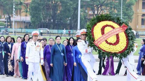 Đoàn Đại biểu dự Đại hội Phụ nữ toàn quốc lần thứ XIV vào Lăng viếng Chủ tịch Hồ Chí Minh