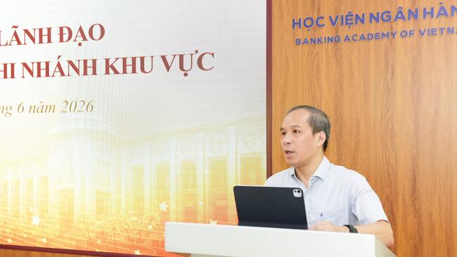 Phó Thống đốc Thường trực Ngân hàng Nhà nước Đoàn Thái Sơn chia sẻ kinh nghiệm công tác pháp chế tại Lớp bồi dưỡng Lãnh đạo NHNN chi nhánh khu vực