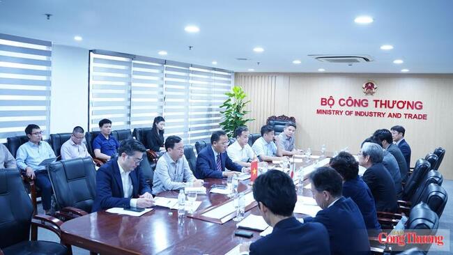 Thứ trưởng Nguyễn Hoàng Long làm việc với doanh nghiệp Nhật Bản về LNG