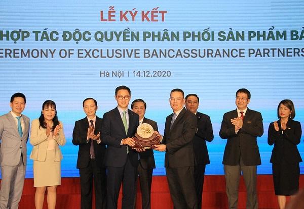Bancassurrance khiến các ngân hàng giàu sụ - Ảnh 1. Bancassurrance khiến các ngân hàng giàu sụ - Ảnh 1.