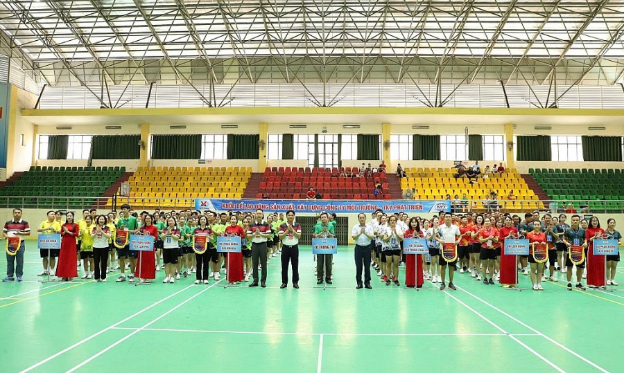 ĐC Nguyễn Quang Tê, Trưởng ban Tuyên giáo nữ công Công đoàn TKV dự và trao cờ lưu niệm cho các đội