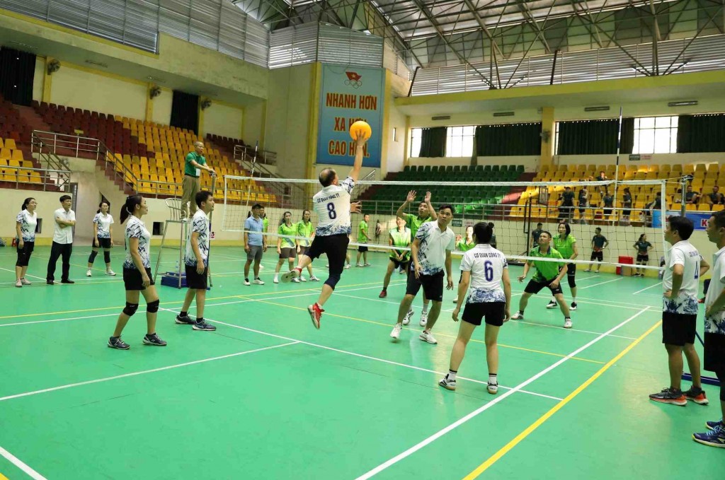 Trận thi đấu bán kết bóng chuyền giữa CQVP Công ty và PX XLN Hòn Gai