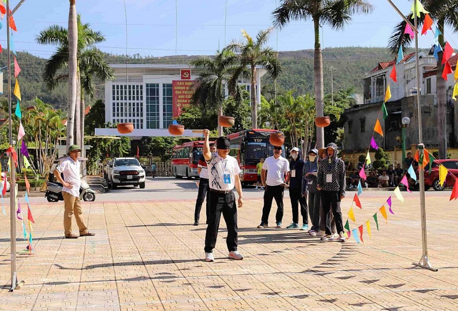 ĐC Vũ Văn Hưng, Bí thư đảng ủy, Giám đốc công ty tham gia trò chơi bịt mắt đập niêu