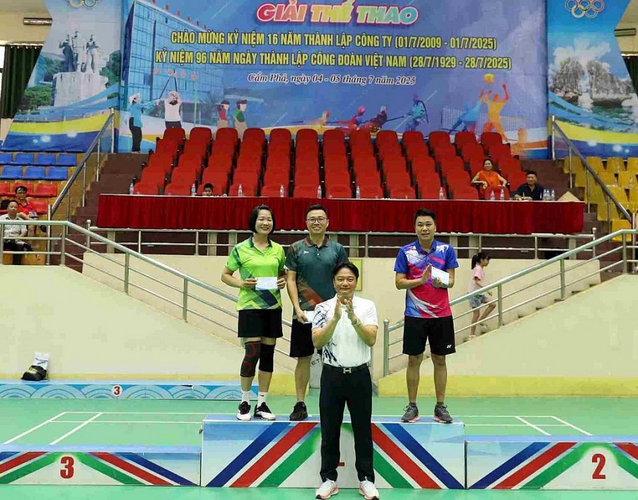 ĐC Vũ Văn Hưng BTĐU, GĐ Công ty trao giải nhất, nhì, ba môn bóng chuyền
