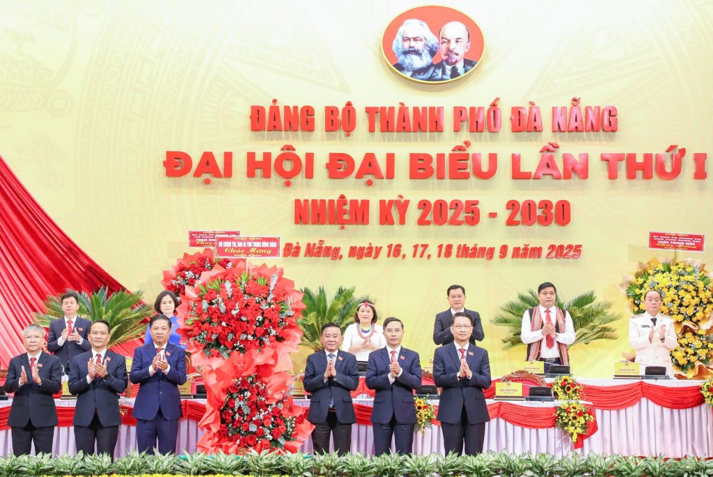 y viên Bộ Chính trị, Thường trực Ban Bí thư Trần Cẩm Tú tặng lẵng hoa của Bộ Chính trị, Ban Bí thư Trung ương Đảng chúc mừng Đại hội.