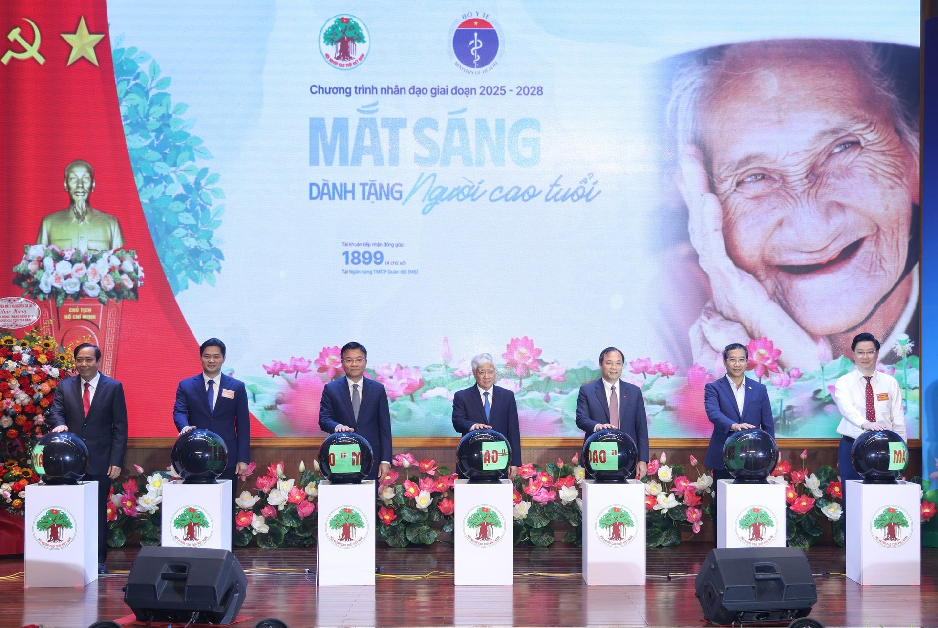 cac-dai-bieu-nhan-nut-khoi-dong-chuong-trinh-nhan-dao-mat-sang-cho-nguoi-cao-tuoi-giai-doan-2025-2028-17589552290731815765992.jpg