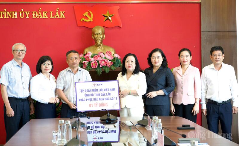 Thừa ủy quyền của EVN, PC Đắk Lắk trao tiền ủng hộ tỉnh Đắk Lắk 01 tỷ đồng khắc phục hậu quả bão số 13. Ảnh: Hương Cẩm
