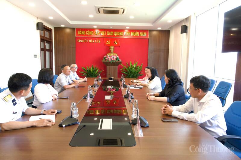 Thông tin về tình hình khắc phục sự cố lưới điện sau bão tại buổi làm việc. Ảnh: Hương Cẩm