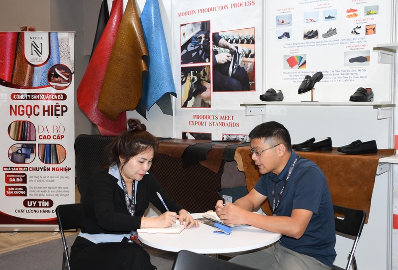 Doanh nghiệp Việt Nam kết nối giao thương với khách hàng tại sự kiện. Ảnh: Minh Khuê.