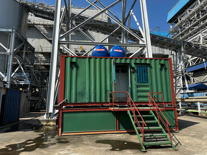 Hình ảnh nhà thầu bố trí nhà vệ sinh di động trong mùa đại tu