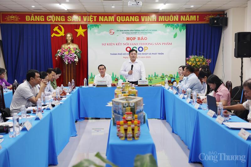 Quang cảnh buổi họp báo.