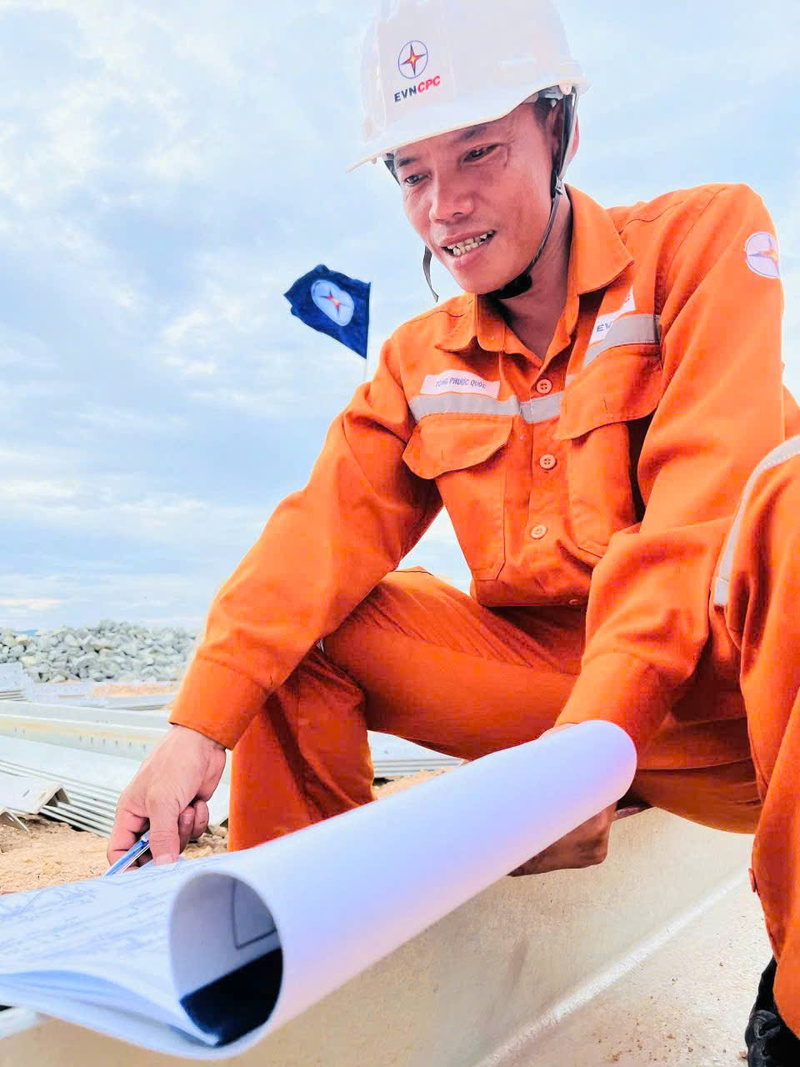 Anh Quốc là người rất cẩn thận, tỉ mỉ khi triển khai công việc trên công trường. Ảnh: Nguyễn Tuấn