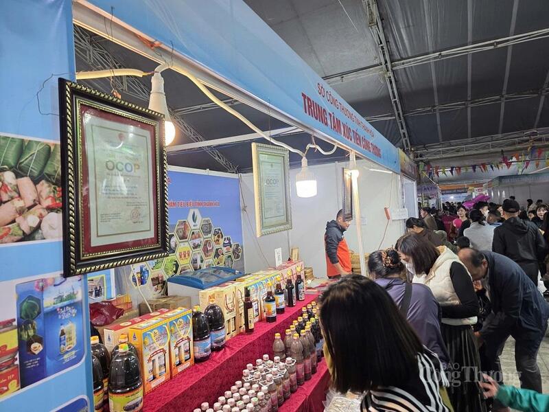 Gian hàng tỉnh Thanh Hóa thu hút đông người dân Hà Tĩnh mua sắm. Ảnh: Trọng Tùng