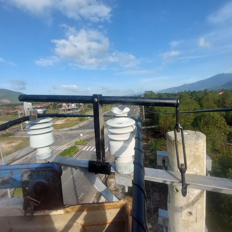 Giải pháp nâng dây lớn bằng đòn bẩy để thay sứ trên trụ của anh Quốc được triển khai rộng rãi khi thực hành công tác trên lưới điện. Ảnh: Nguyễn Tuấn