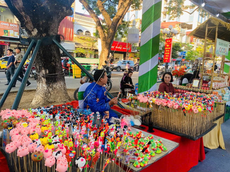 Sản phẩm làng nghề tò he xã Phương Dực (Hà Nội) tham gia Gian hàng tại Khu trưng bày du lịch nông thôn và sản phẩm OCOP. Ảnh: Nguyễn Phượng.