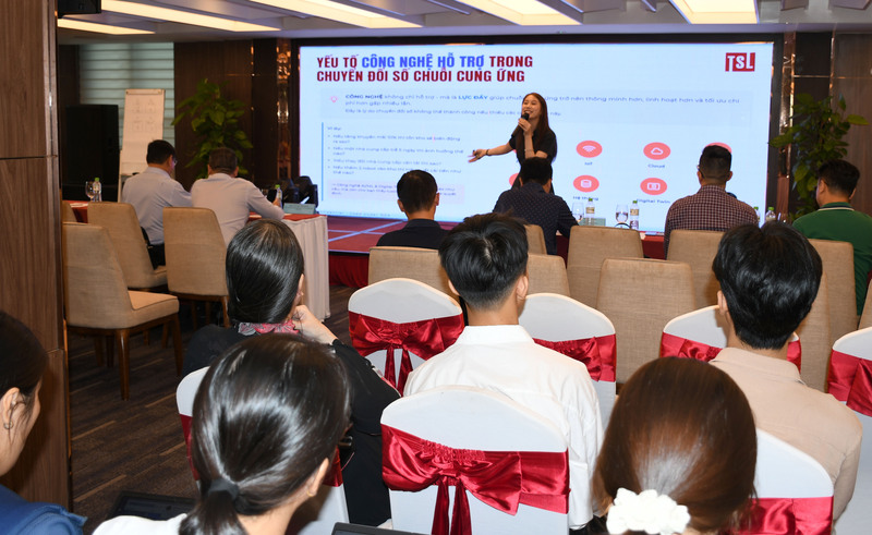 Chuyên gia cập nhật, chia sẻ kinh nghiệm ứng dụng công nghệ thông tin, chuyển đổi số trong phát triển logistics tại hội nghị. Ảnh: Minh Khuê.