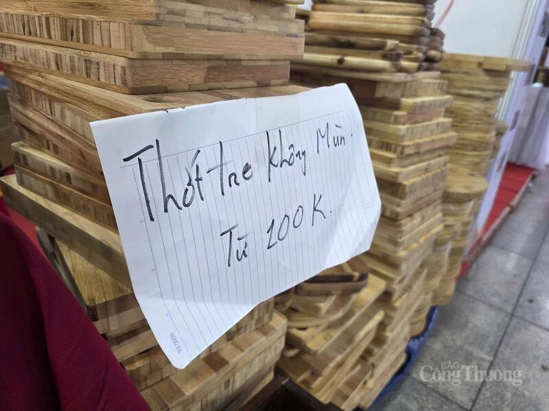 Các sản phẩm làm từ tre Thanh Hóa được nhiều người tiêu dùng ở Hà Tĩnh lựa chọn. Ảnh: Trọng Tùng