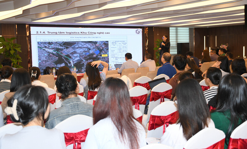 Đại diện Sở Công Thương TP. Hồ Chí Minh trình bày những nội dung trong tâm chính sách hỗ trợ phát triển logistics của TP. Hồ Chí Minh. Ảnh: Minh Khuê.