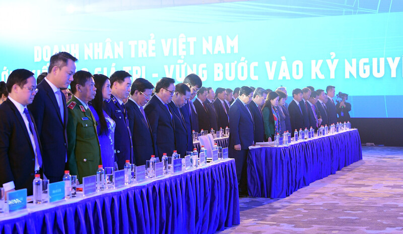 Thủ tướng Chính phủ và toàn thể Đại hội dành phút mặc niệm đồng bào tử vong do thiên tai. Ảnh: Xuân Tùng