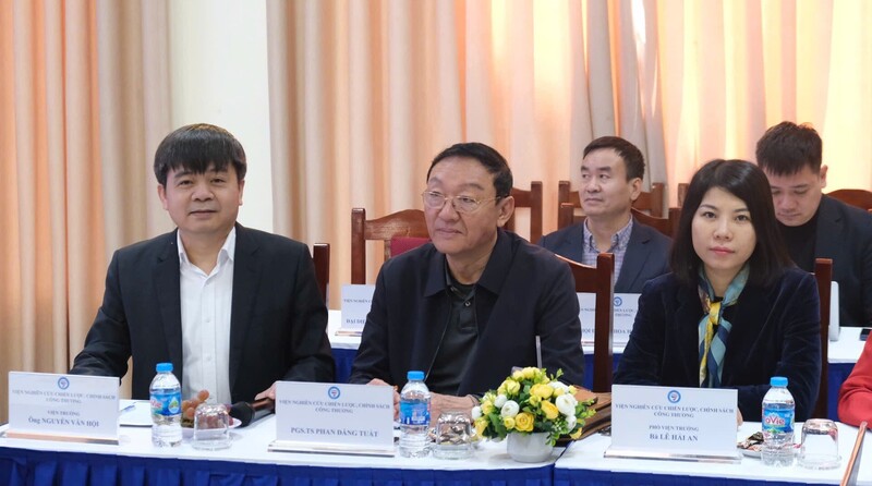 Ban Lãnh đạo Viện Nghiên cứu Chiến lược, Chính sách Công Thương tham dự hội thảo. Ảnh: Trần Đình