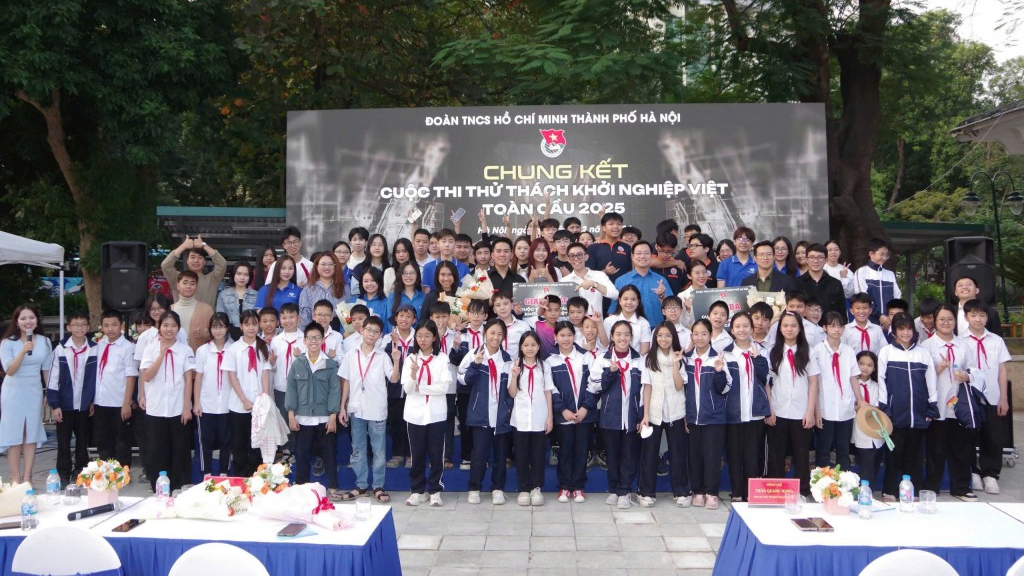 Ban Tổ chức và các bạn trẻ chụp ảnh lưu niệm tại chương trình Ban Tổ chức và các bạn trẻ chụp ảnh lưu niệm tại chương trình