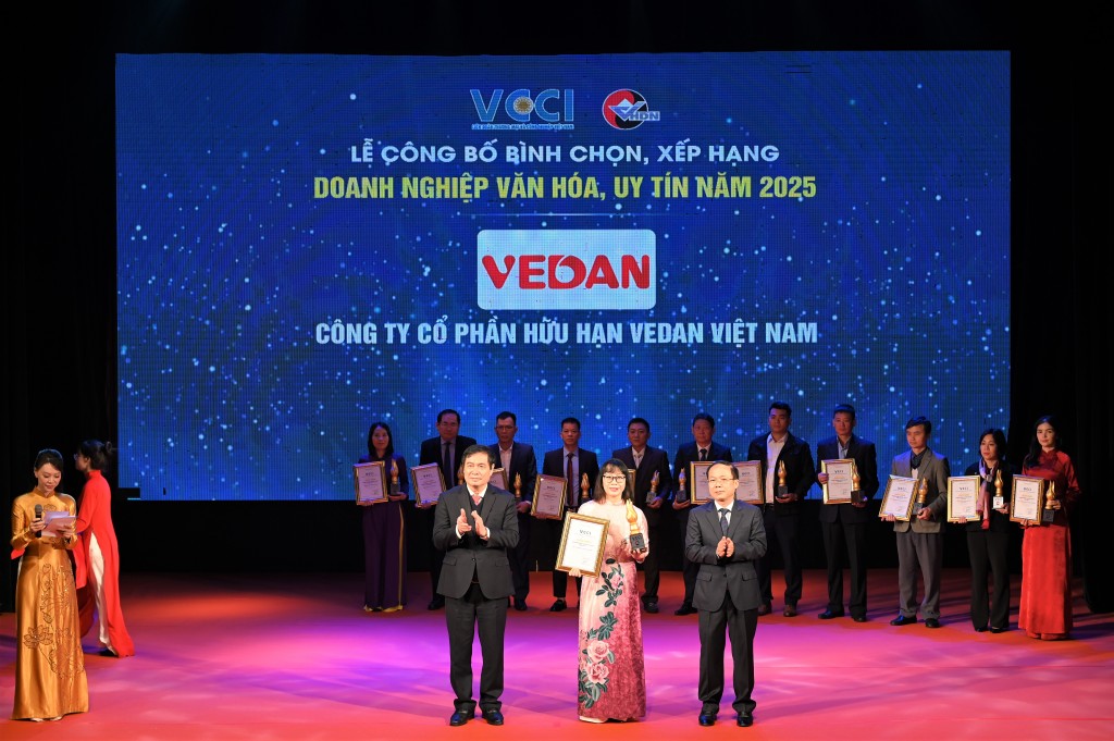 Bà Hà Thị Hòa Bình – Phó giám đốc – đại diện Vedan Việt Nam nhận chứng nhận từ Ban tổ chức