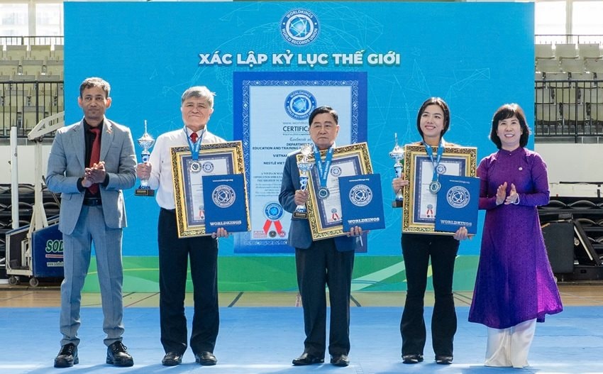 dai-dien-don-vi-to-chuc-cong-bo-va-xac-lap-ky-luc-the-gioi-worldkings-trao-bang-chung-nhan-den-cac-don-vi-dong-so-huu-ky-luc-.jpg