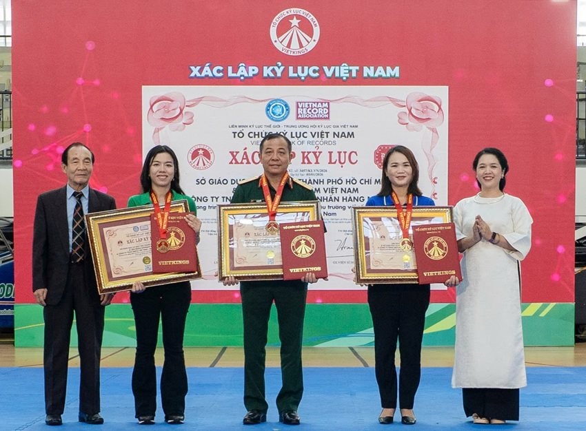 dai-dien-don-vi-to-chuc-cong-bo-va-xac-lap-ky-luc-viet-nam-vietkings-trao-bang-chung-nhan-den-cac-don-vi-dong-so-huu-ky-luc-.jpg