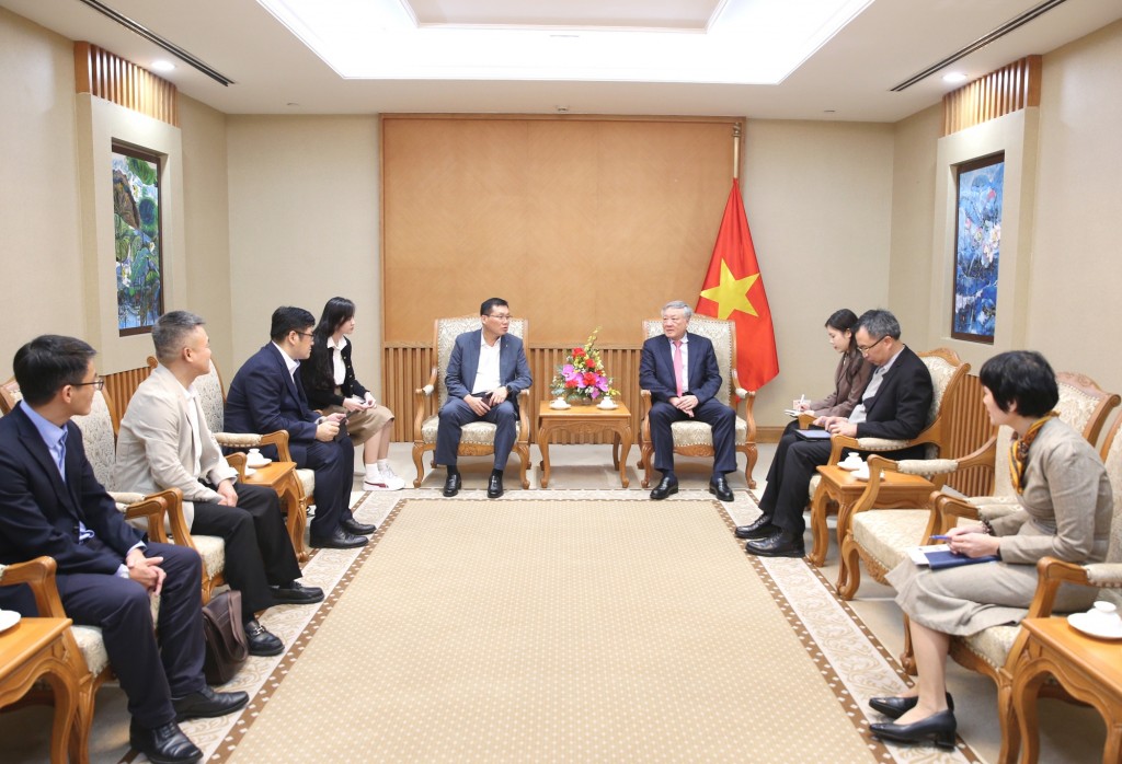 Phó Thủ tướng Thường trực Chính phủ Nguyễn Hòa Bình mong muốn HD Hyundai Eco Vina đặc biệt quan tâm đến công tác đào tạo nguồn nhân lực, sử dụng lao động địa phương - Ảnh: VGP/Nguyễn Hoàng