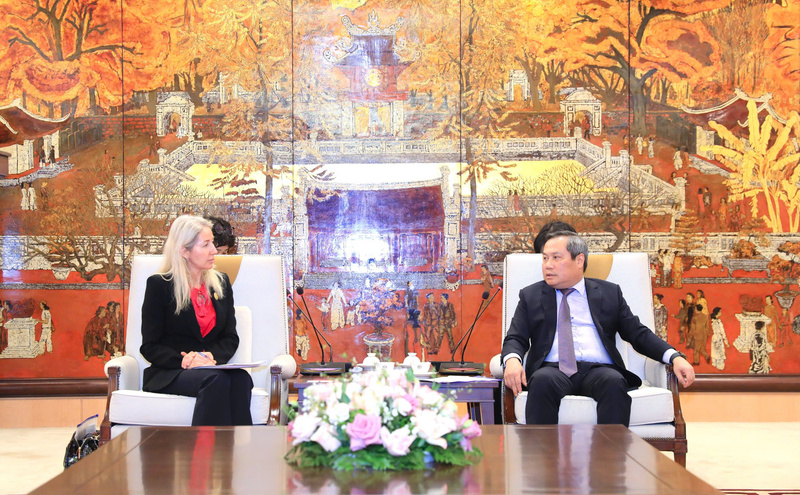 Chủ tịch UBND TP. Hà Nội Vũ Đại Thắng trao đổi với đại diện Đoàn lãnh đạo cấp cao Khối thị trường quốc tế của Tập đoàn Ford Motor (Hoa Kỳ). Ảnh: L.P