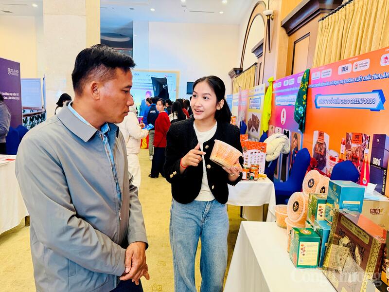 Doanh nghiệp Lâm Đồng giới thiệu sản phẩm nông nghiệp tại hội nghị do Cục Thương mại điện tử và kinh tế số (Bộ Công Thương) tổ chức. Ảnh: Minh An