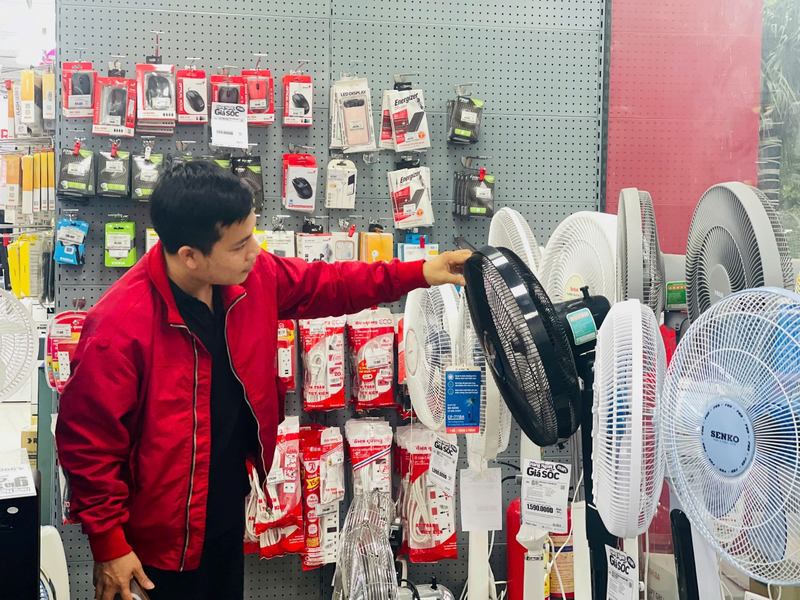 Người tiêu dùng quan tâm, tìm kiếm các sản phẩm máy làm mát phù hợp với nhu cầu sử dụng của gia đình trong mùa nắng nóng. Ảnh: Mai Linh