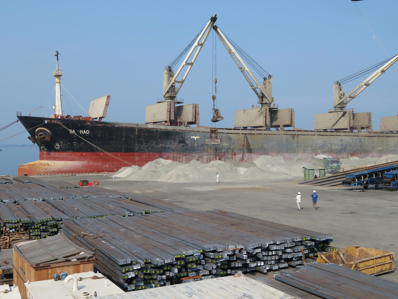 Quảng Ngãi đang tập trung phát triển đồng bộ sản xuất công nghiệp gắn với hệ thống logistics, tạo sự kết nối chặt chẽ giữa sản xuất và dịch vụ hậu cần. Ảnh: Nguyễn Dương