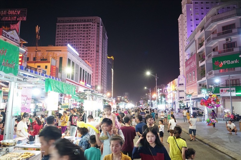 Các dịch vụ phát triển sôi động trên tuyến phố đi bộ. Ảnh: Duy Chương