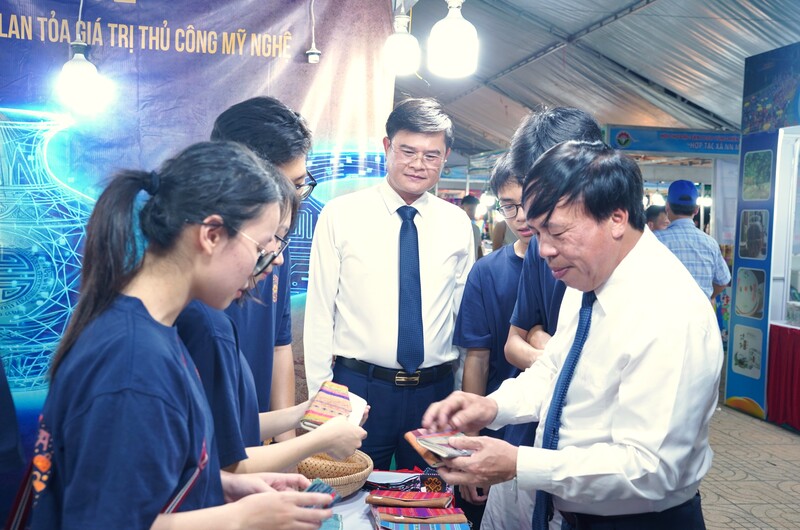 Các bạn trẻ đã tham gia hội chợ với các sản phẩm độc đáo, ý tưởng mới lạ và sẵn sàng đưa sản phẩm lên sàn thương mại điện tử .