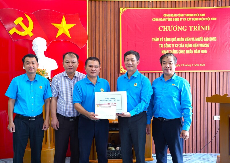 Công đoàn Công Thương Việt Nam trao phần quà cho tập thể người lao động công ty. Ảnh: Mai Liễu