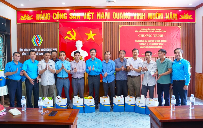 Trao các phần quà cho người lao động có hoàn cảnh khó khăn nhân Tháng Công nhân năm 2026. Ảnh: Mai Liễu