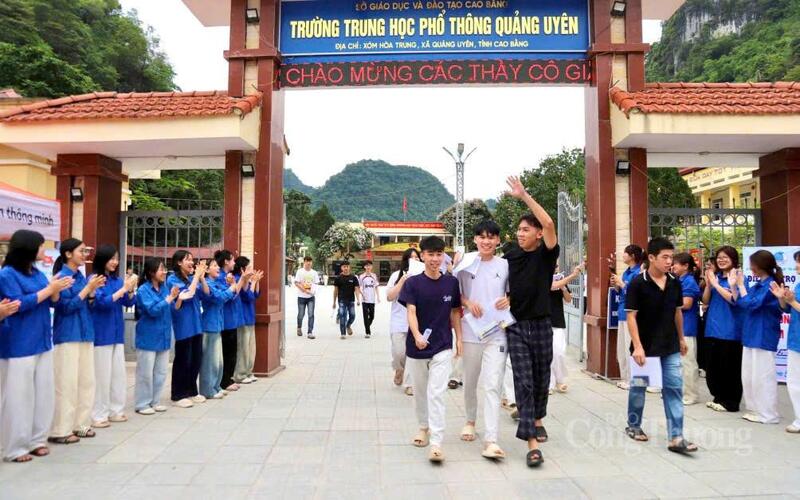 Các thí sinh tại điểm thi THPT Quảng Uyên phấn khởi rời điểm thi sau khi hoàn thành bài thi môn Toán chiều ngày 11/6.