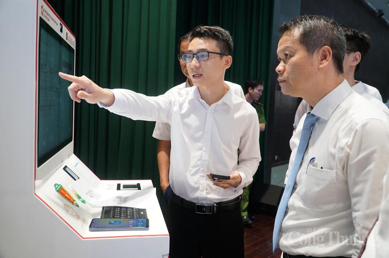 Chủ tịch UBND TP. Đà Nẵng tham quan, tìm hiểu hoạt động của Trạm dịch vụ công số.