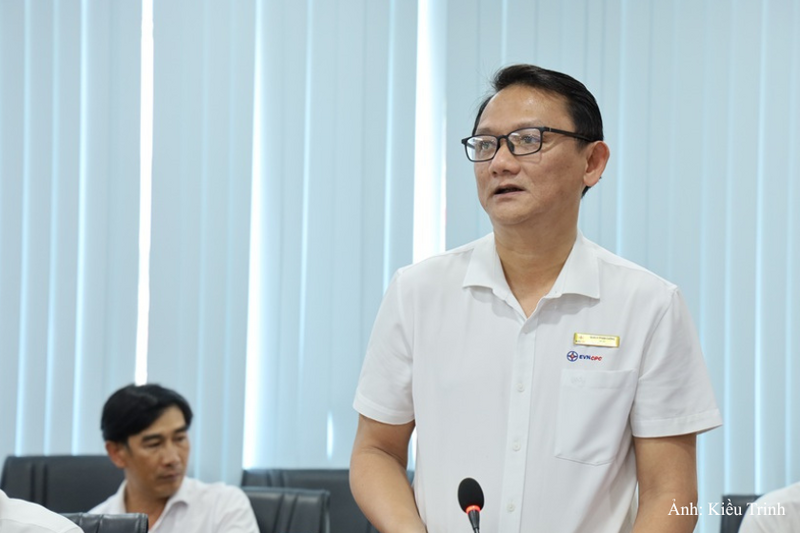 Ông Quách Phạm Cường, Giám đốc PC Quảng Ngãi báo cáo tại buổi làm việc.