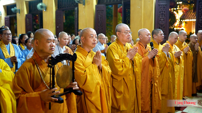 Hàng ngũ chư Tôn Đức Tăng tụng kinh cầu tưởng niệm, một lòng hướng tâm tưởng nhớ công đức hy sinh to lớn của các anh hùng liệt sĩ đã hiến dâng trọn vẹn tuổi thanh xuân và xương máu vì nền độc lập, tự do của Tổ quốc.