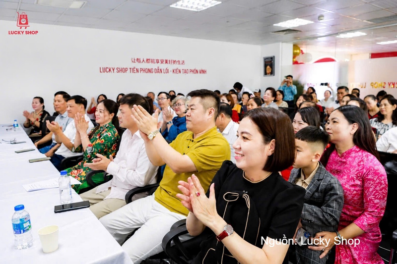 Khách mời và các đối tác tham dự Lễ khai trương Văn phòng Đại diện Lucky Shop tại Hà Nội.
