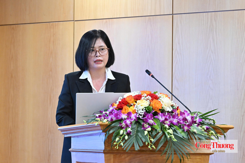 Bà Lê Thị Việt Hà, Phó Trưởng phòng Quản lý hoạt động thương mại điện tử - Cục Thương mại điện tử và Kinh tế số (Bộ Công Thương) phát biểu tại hội thảo.