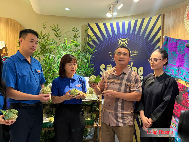 Ông Nguyễn Trí Tuấn (áo kẻ) vui mừng khi lượng tiêu thụ na vượt xa mong đợi