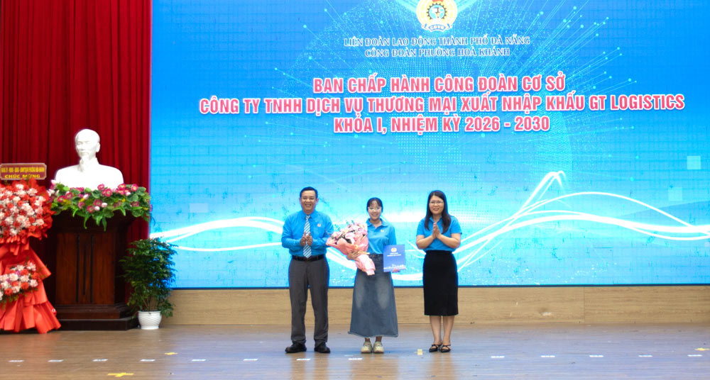 Công đoàn phường Hòa Khánh tổ chức lễ công bố các Quyết định thành lập 12 Công đoàn cơ sở với 236 đoàn viên. Ảnh: Công đoàn Hoà Khánh