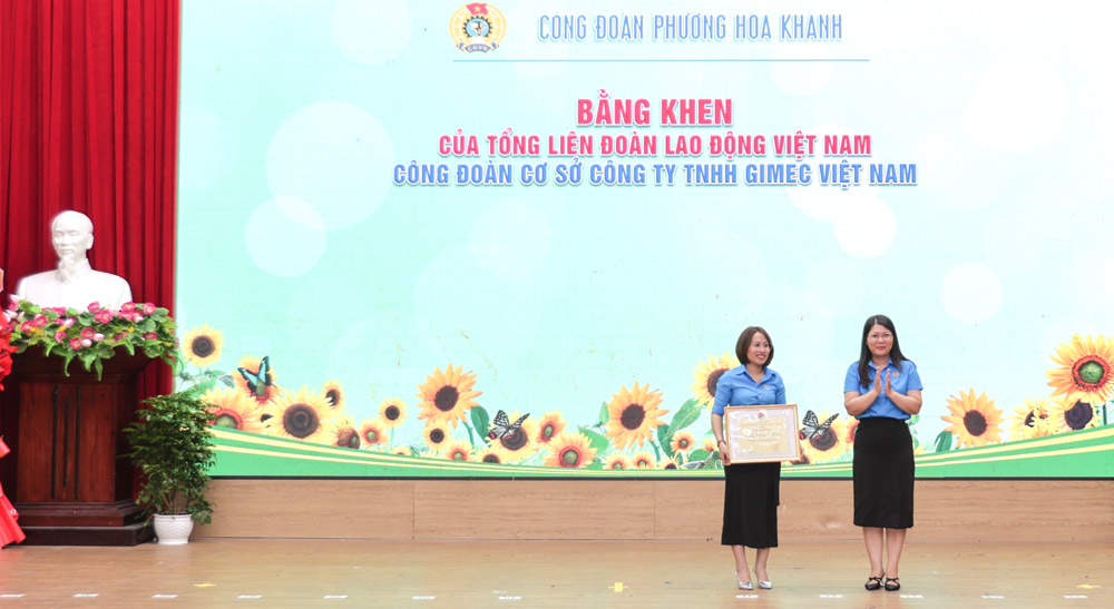 Công đoàn phường Hoà Khánh biểu dương các tập thể, cá nhân có nhiều đóng góp trong công tác Công đoàn và phong trào công nhân, viên chức, lao động. Ảnh: Công đoàn Hoà Khánh