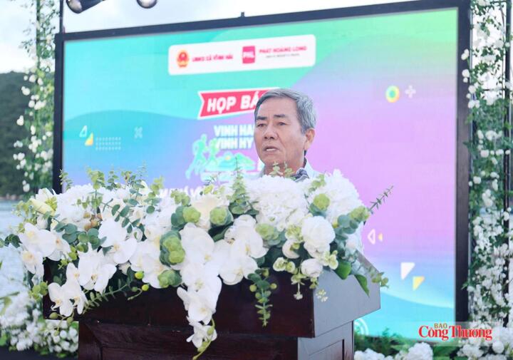 Ông Lê Văn Tiến, Phó Chủ tịch UBND xã Vĩnh Hải, Trưởng Ban Tổ chức giải phát biểu tại buổi họp báo.