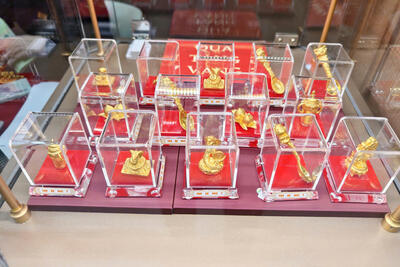 <a href="/vang-tien-te" title="Vàng - Tiền tệ" rel="dofollow">Vàng tiền tệ</a>