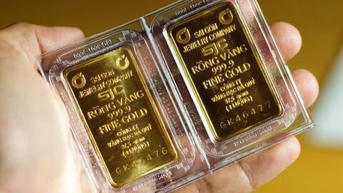 Giá vàng tiếp tục "bốc hơi" mạnh